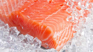 ¿Es malo para la salud comer salmón de piscifactoría teñido?